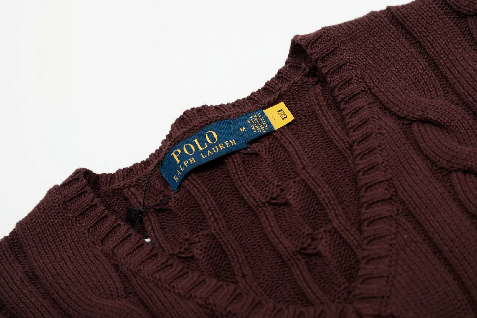 P210 Top quality" Style number: DS019# [Ralph Lauren V-neck solid color pony embroidered logo hemp flower knitted sweater] ✅Ralph Lauren Ralph Lauren goddess slim basic classic V-neck hemp flower pullover sweater ✅Main supplier platform live broadcast Wholesale entity Replacement when out of stock Not removed from the shelves ✅ZP quality 1:1 version Scan the code to enter the GF website Counter quality ✅Detailed quality The only one in Guangzhou Imported quality cotton yarn Mainly high-end Value for money, good quality, needless to say, ✅Simple upper body, easy to match, ootd must-have, good-looking clothes are never picky, a must-have in the goddess’ wardrobe, recommended Size: S-L Color: black, off-white, gray, navy blue, khaki, pink, light blue, rose red, brown, Chinese red